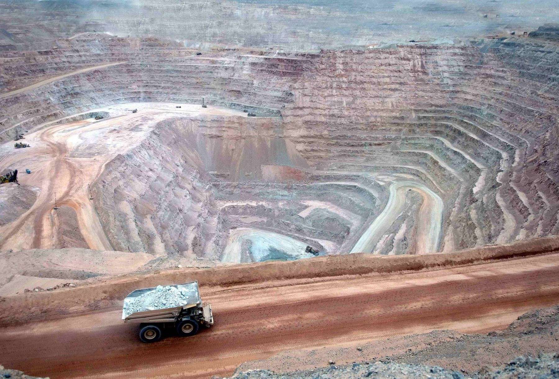 Ingemmet identifica 7 nuevas zonas con potencial para minería de pequeña escala en Perú.