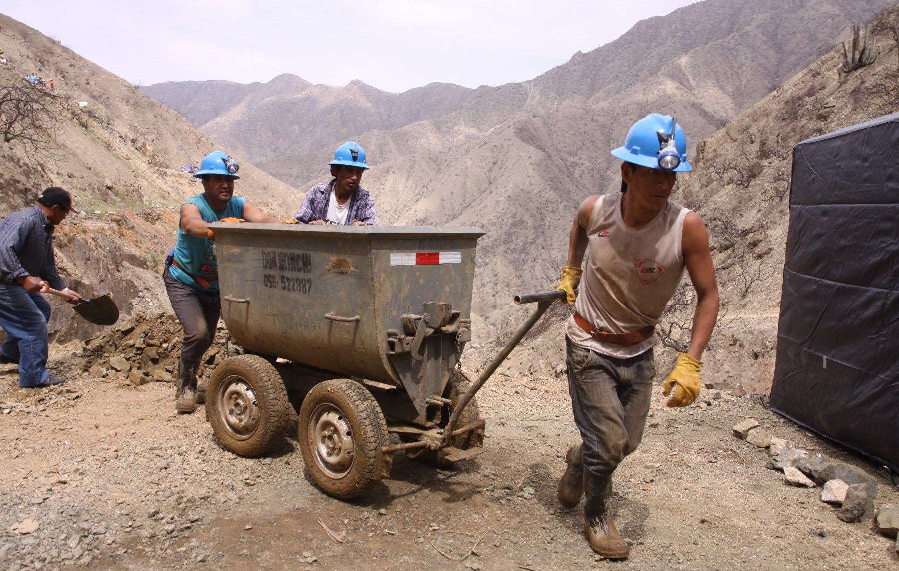 Minem inicia debate estratégico para optimizar normativa de la pequeña minería y minería artesanal