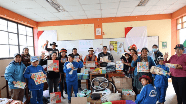 Minera Las Bambas entrega kit educativo al CEBE de Challhuahuacho