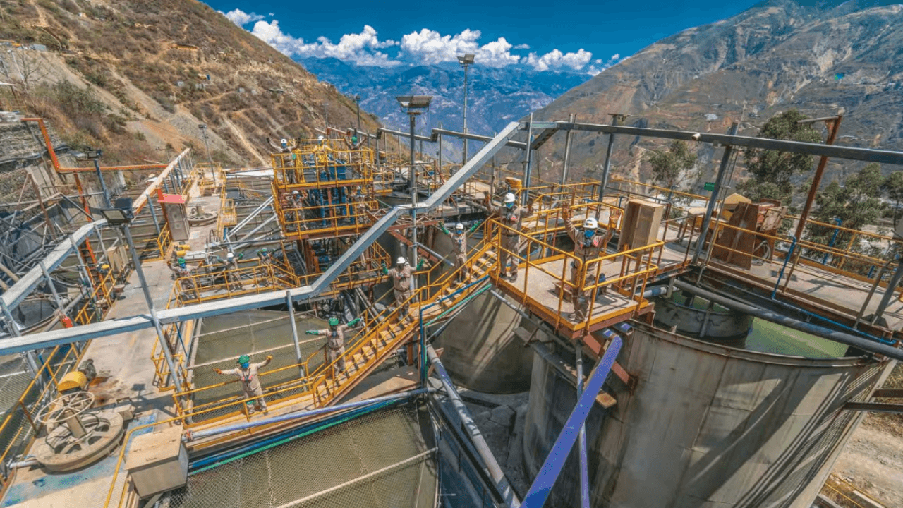 utilidad neta de Poderosa 2026 impulsada por el aumento del precio internacional del oro.